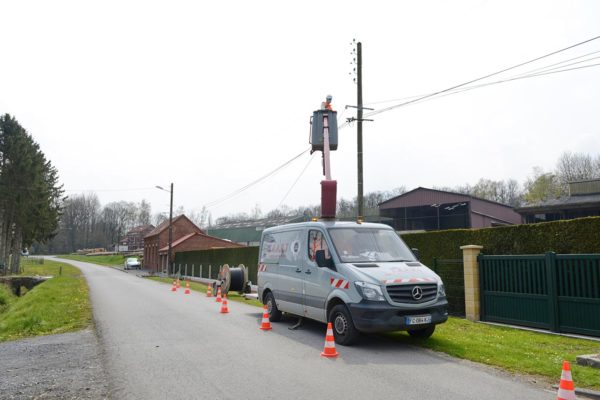 Travaux en hauteur sur une ligne aérienne