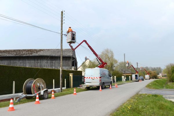 Travaux en hauteur sur une ligne aérienne