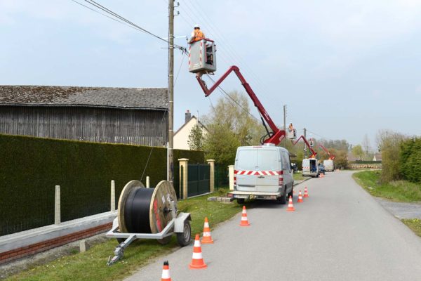 Travaux en hauteur sur une ligne aérienne